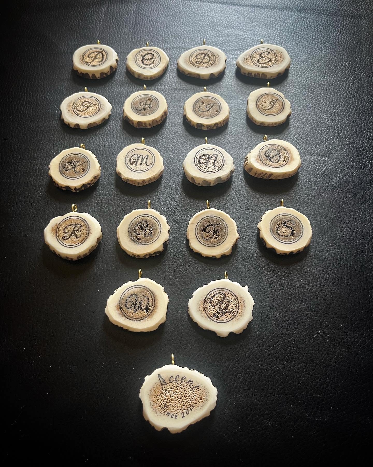 天然エゾ鹿角のイニシャルチャーム