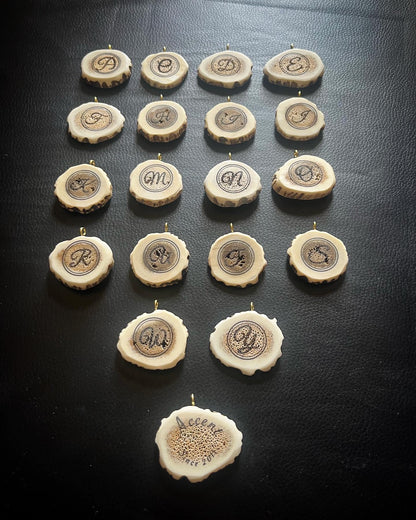 天然エゾ鹿角のイニシャルチャーム